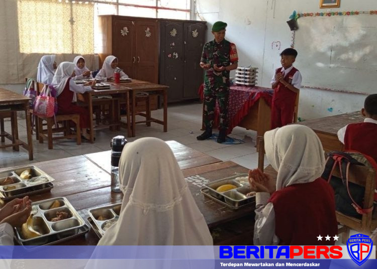 BABINSA KORAMIL 1409-08/BTP LAKSANAKAN PEMANTAUAN PENYALURAN MAKAN BERGIZI GRATIS DI DUA SEKOLAH, 302 SISWA TERLAYANI