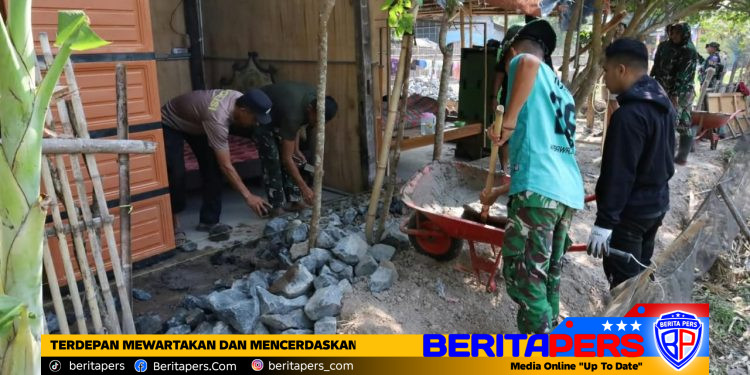 Gotong Royong Warga dan Petugas Renovasi Rumah Warga Kurang Mampu di Desa Kalebarembeng