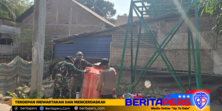 Atasi Krisis Air Bersih, Satgas TMMD Ke-130 Pasang Tandon Sumur Bor di Desa Barembeng
