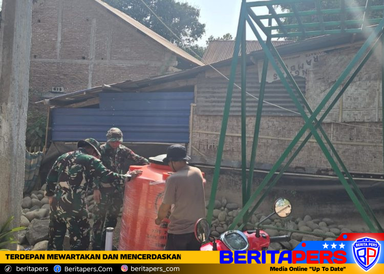 Atasi Krisis Air Bersih, Satgas TMMD Ke-130 Pasang Tandon Sumur Bor di Desa Barembeng